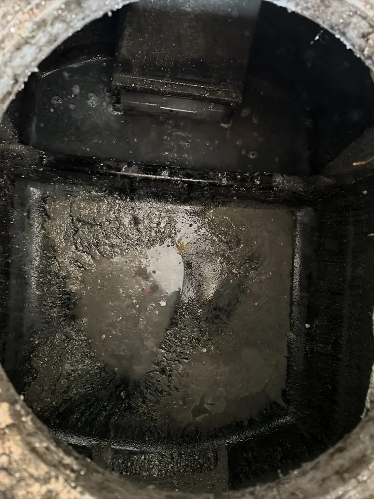 Bac à graisse vidé et nettoyé après pompage complet par 3D Assainissement à Claye-Souilly